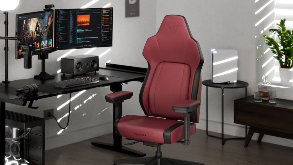 Cadeira Gamer ThunderX3 CORE Smart Modern Vermelha. Uma cadeira gamer em um canário ambientado para o jogos do mês do orgulho geek