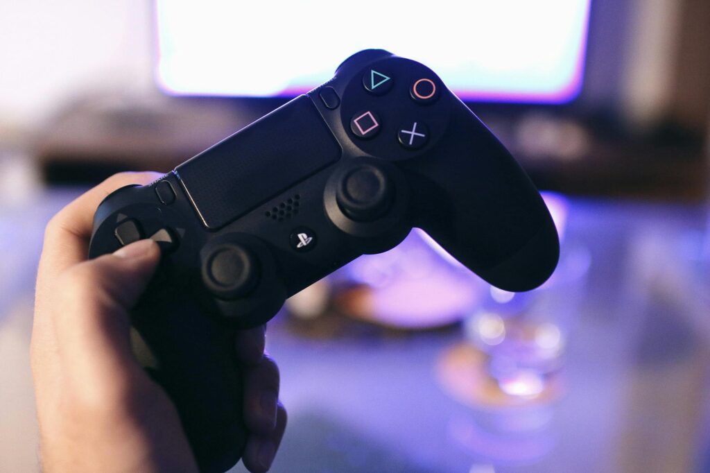 Controle de console gamer ambientado em um cenário de jogos